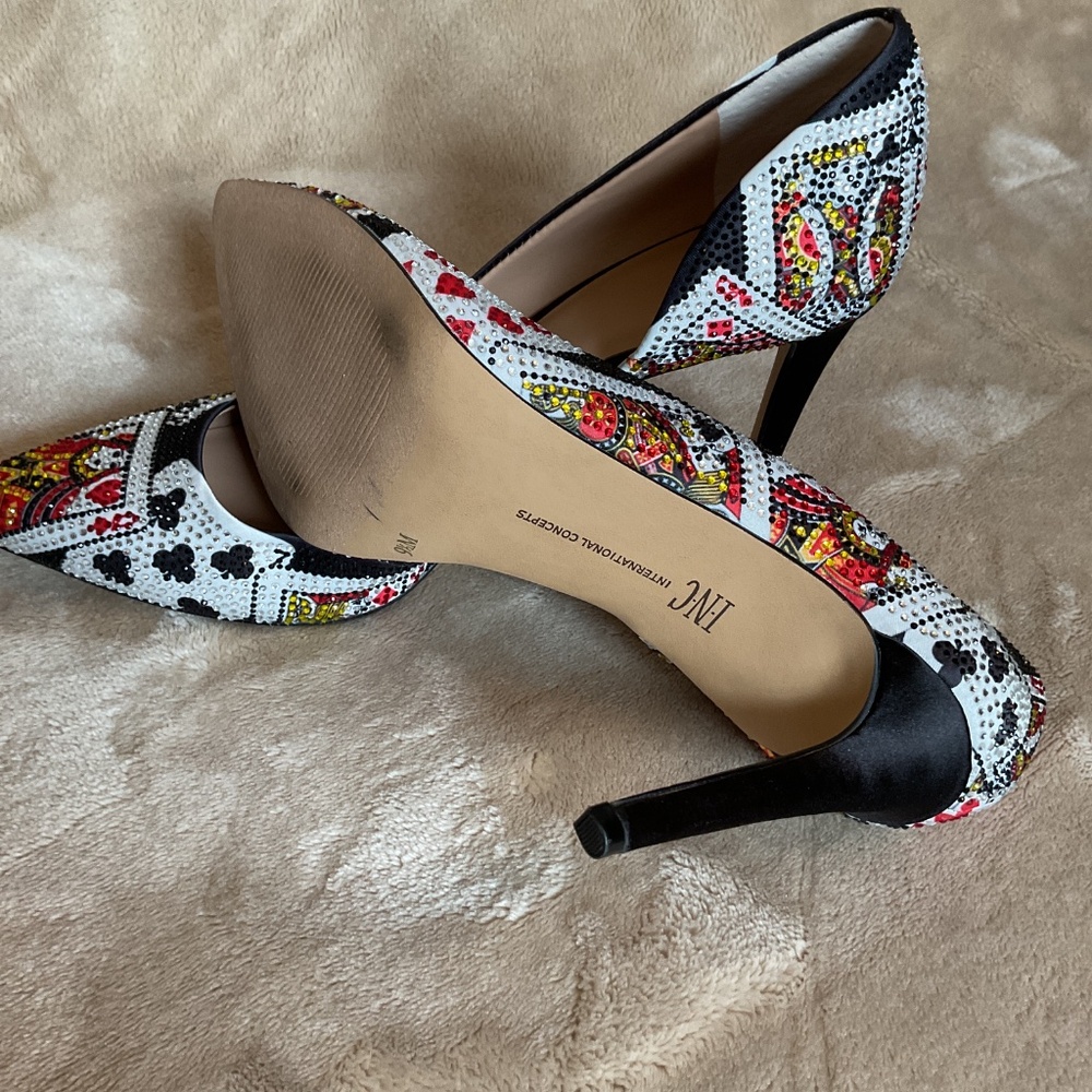 INC International Concepts Kenjay d’Orasy Pumps with playing card embellishment - Picture 7 of 7